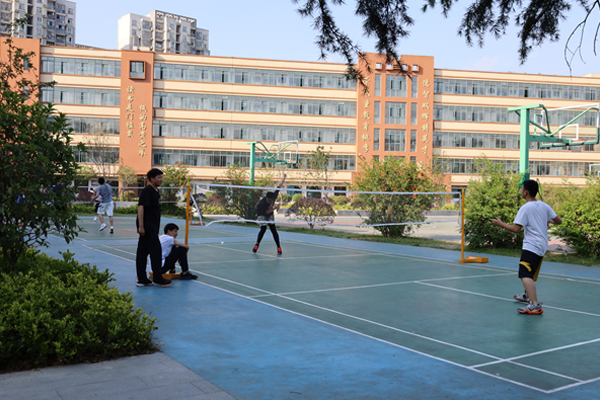 校园运动场一角